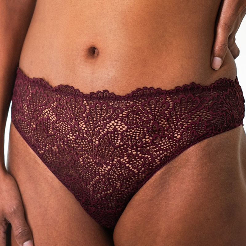 Nolita Lace Brief
A mid rise all lace brief featuring scalloped edges along the front and back. This ultra flattering feminine fit has a high cut leg and is perfect for any wardrobe.Nolita Lace